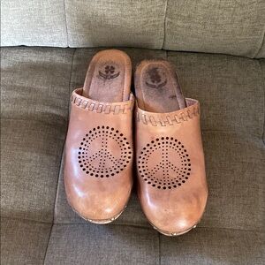Lucky Brand peace clogs